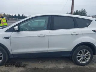 2017 Ford Escape SE z VIN 1FMCU9G95HUA24739, wystawiony jako IAAI lot #41880800 z przebiegiem 164 285 mil mil oraz . Historia ofert i sprzedaży dostępna na DreamBid. Obrazek 14.