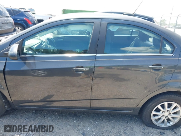2017 Chevrolet Sonic LT z VIN 1G1JD5SB6H4154391, wystawiony jako IAAI lot #42581620 z przebiegiem 83 073 mil mil oraz . Historia ofert i sprzedaży dostępna na DreamBid. Obrazek 15.