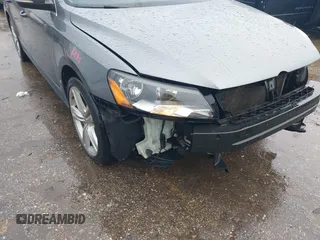 2015 Volkswagen Passat SEL Premium z VIN 1VWCV7A39FC076059, wystawiony jako IAAI lot #42067109 z przebiegiem 161 850 mil mil oraz . Historia ofert i sprzedaży dostępna na DreamBid. Obrazek 6.