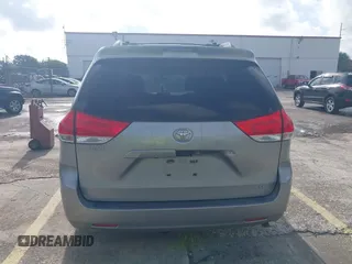 2014 Toyota Sienna LE AAS z VIN 5TDKK3DC8ES448581, wystawiony jako IAAI lot #39942249 z przebiegiem 158 131 mil mil oraz . Historia ofert i sprzedaży dostępna na DreamBid. Obrazek 16.