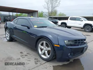 2013 Chevrolet Camaro LT z VIN 2G1FC1E33D9204595, wystawiony jako IAAI lot #41917471 z przebiegiem 173 021 mil mil oraz . Historia ofert i sprzedaży dostępna na DreamBid. Obrazek 1.