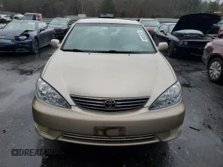 2005 Toyota Camry STD z VIN 4T1BE32K55U629355, wystawiony jako Copart lot #82282494 z przebiegiem 297 925 mil mil oraz Czysty tytuł • Clean title. Historia ofert i sprzedaży dostępna na DreamBid. Obrazek 5.