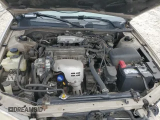 1998 Toyota Camry LE z VIN 4T1BG22K0WU858838, wystawiony jako Copart lot #53525565 z przebiegiem 133 777 mil mil oraz Czysty tytuł • Clean title. Historia ofert i sprzedaży dostępna na DreamBid. Obrazek 11.