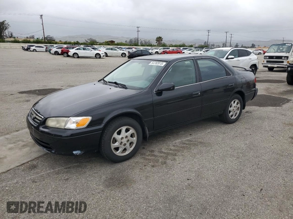2000 Toyota Camry LE z VIN 4T1BF22K9YU949936, wystawiony jako Copart lot #54782815 z przebiegiem 239 139 mil mil oraz Szkoda całkowita • Salvage title. Historia ofert i sprzedaży dostępna na DreamBid. Obrazek 1.