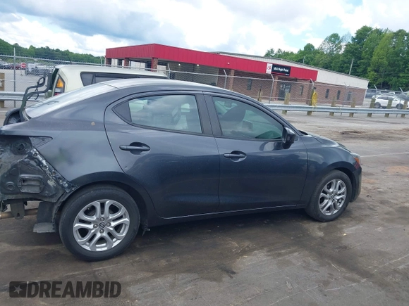 2016 Scion iA z VIN 3MYDLBZV5GY133972, wystawiony jako IAAI lot #42260164 z przebiegiem 156 981 mil mil oraz . Historia ofert i sprzedaży dostępna na DreamBid. Obrazek 14.