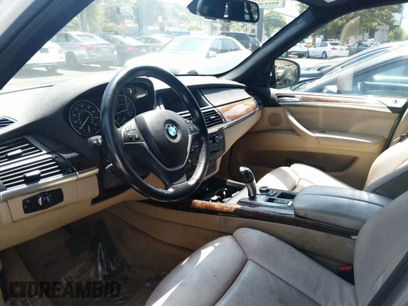 2011 BMW X5 35d z VIN 5UXZW0C59BL662592, wystawiony jako IAAI lot #42317116 z przebiegiem 93 848 mil mil oraz . Historia ofert i sprzedaży dostępna na DreamBid. Obrazek 5.