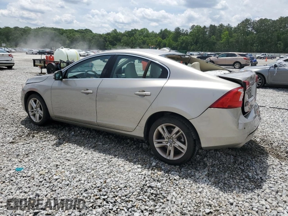 2015 Volvo S60 T5 Drive-E Premier z VIN YV140MFK2F1362846, wystawiony jako Copart lot #56112245 z przebiegiem 39 267 mil mil oraz Szkoda całkowita • Salvage title. Historia ofert i sprzedaży dostępna na DreamBid. Obrazek 2.
