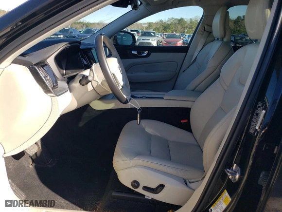 2018 Volvo XC60 Momentum with VIN LYV102RK7JB118393, listed as a Copart auction lot 70958042 with 25,077 mi miles. Bid and sale history available at carsss.com. Image 7.