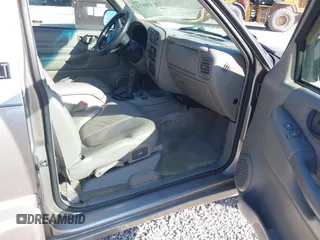 2001 GMC Jimmy SLE z VIN 1GKDT13W812117348, wystawiony jako IAAI lot #41846712 z przebiegiem 180 977 mil mil oraz . Historia ofert i sprzedaży dostępna na DreamBid. Obrazek 5.