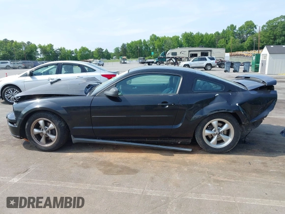 2008 Ford Mustang Deluxe z VIN 1ZVHT80N985155422, wystawiony jako IAAI lot #42312812 z przebiegiem Nie podano mil oraz . Historia ofert i sprzedaży dostępna na DreamBid. Obrazek 15.