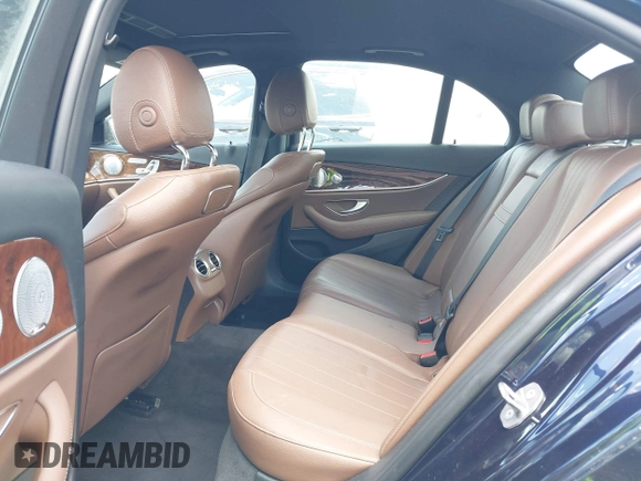 2018 Mercedes-Benz E 300 z VIN WDDZF4KB7JA432582, wystawiony jako IAAI lot #42220866 z przebiegiem 52 437 mil mil oraz . Historia ofert i sprzedaży dostępna na DreamBid. Obrazek 8.