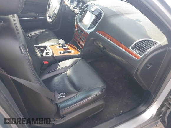 2014 Chrysler 300 z VIN 2C3CCAAG3EH380058, wystawiony jako IAAI lot #42220051 z przebiegiem 116 263 mil mil oraz . Historia ofert i sprzedaży dostępna na DreamBid. Obrazek 5.