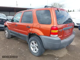 2006 Ford Escape XLT with VIN 1FMYU03126KA17323, listed as a IAAI auction lot 42048363 with 119,296 mi miles. Bid and sale history available at carsss.com. Image 3.