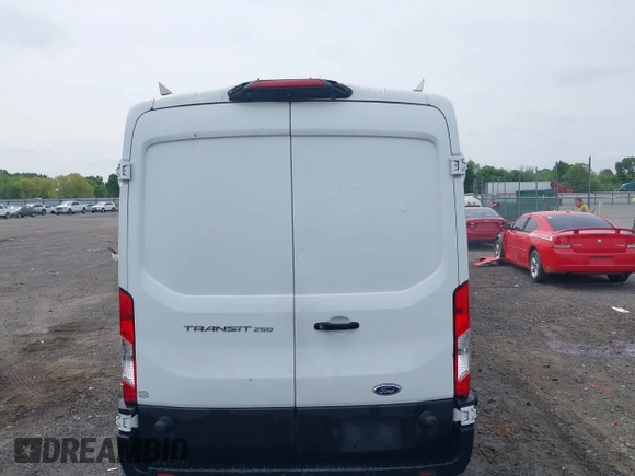 2018 Ford Transit z VIN 1FTYR2CM6JKA77870, wystawiony jako IAAI lot #42087185 z przebiegiem 142 452 mil mil oraz . Historia ofert i sprzedaży dostępna na DreamBid. Obrazek 16.