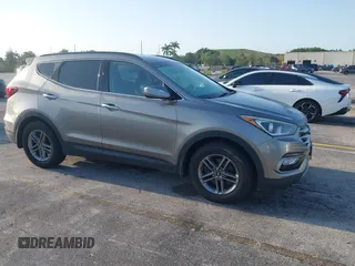 2017 Hyundai Santa Fe 2.4L z VIN 5XYZU3LB0HG420910, wystawiony jako IAAI lot #42017552 z przebiegiem 184 666 mil mil oraz . Historia ofert i sprzedaży dostępna na DreamBid. Obrazek 1.