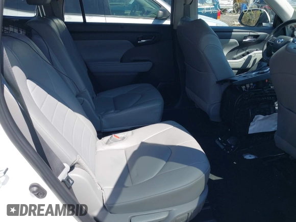 2024 Toyota Highlander LE z VIN 5TDKDRBH6RS544226, wystawiony jako IAAI lot #42083278 z przebiegiem 6 066 mil mil oraz . Historia ofert i sprzedaży dostępna na DreamBid. Obrazek 8.