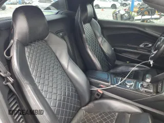 2017 Audi R8 z VIN WUAVACFX5H7903923, wystawiony jako Copart lot #57079895 z przebiegiem 53 882 mil mil oraz Szkody całkowita. Historia ofert i sprzedaży dostępna na DreamBid. Obrazek 10.