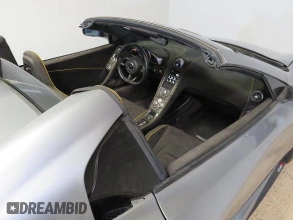 2016 McLaren 650S z VIN SBM11FAA1GW006061, wystawiony jako Copart lot #58605735 z przebiegiem 16 999 mil mil oraz Szkody całkowita. Historia ofert i sprzedaży dostępna na DreamBid. Obrazek 6.