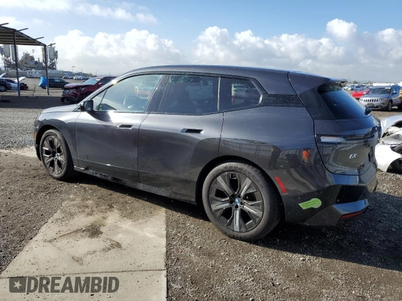 2023 BMW iX xDrive50 z VIN WB523CF02PCM92379, wystawiony jako Copart lot #47726814 z przebiegiem 7 721 mil mil oraz . Historia ofert i sprzedaży dostępna na DreamBid. Obrazek 2.