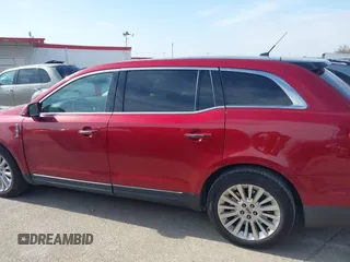 2014 Lincoln MKT EcoBoost z VIN 2LMHJ5AT9EBL55440, wystawiony jako IAAI lot #41589967 z przebiegiem 194 408 mil mil oraz . Historia ofert i sprzedaży dostępna na DreamBid. Obrazek 14.