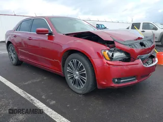 2013 Chrysler 300 S z VIN 2C3CCAGG2DH728471, wystawiony jako IAAI lot #41182745 z przebiegiem 128 927 mil mil oraz . Historia ofert i sprzedaży dostępna na DreamBid. Obrazek 1.