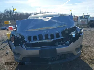 2019 Jeep Cherokee Latitude Plus with VIN 1C4PJMLB1KD166927, listed as a IAAI auction lot 41492327 with 113,869 mi miles. Bid and sale history available at carsss.com. Image 12.
