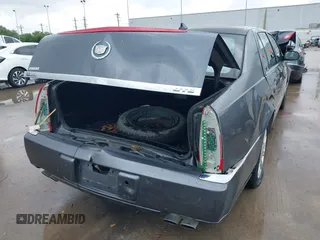 2009 Cadillac DTS 1SA z VIN 1G6KD57Y79U110350, wystawiony jako IAAI lot #42082318 z przebiegiem 94 369 mil mil oraz . Historia ofert i sprzedaży dostępna na DreamBid. Obrazek 6.