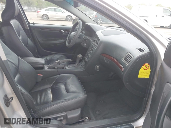 2001 Volvo V70 with VIN YV1SW58D512096722, listed as a IAAI auction lot 42080844 with 218,965 mi miles and . Bid and sale history available at DreamBid. Image 5.
