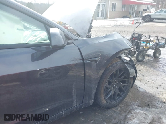 2025 Tesla Model 3 Long Range z VIN 5YJ3E1EB5SF880681, wystawiony jako IAAI lot #41429855 z przebiegiem 747 mil mil oraz . Historia ofert i sprzedaży dostępna na DreamBid. Obrazek 19.