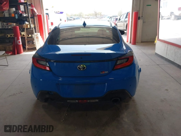 2022 Toyota 86 z VIN JF1ZNBC11N8756315, wystawiony jako IAAI lot #41431453 z przebiegiem 30 560 mil mil oraz . Historia ofert i sprzedaży dostępna na DreamBid. Obrazek 16.