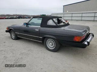 1985 Mercedes-Benz 380 z VIN WDBBA45C3FA030353, wystawiony jako Copart lot #48373455 z przebiegiem 97 471 mil mil oraz Nie do naprawy. Historia ofert i sprzedaży dostępna na DreamBid. Obrazek 2.