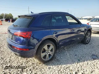 2025 Audi Q5 S line Premium z VIN WA1GAAFY3S2015351, wystawiony jako Copart lot #49959865 z przebiegiem 1249 mil mil oraz Szkody całkowita. Historia ofert i sprzedaży dostępna na DreamBid. Obrazek 3.