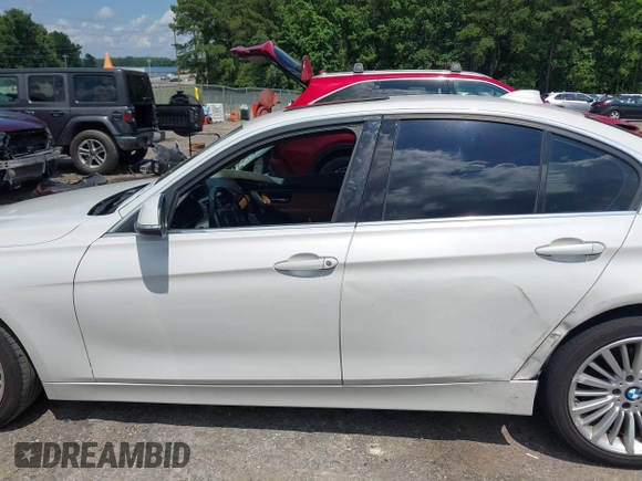 2013 BMW 3 Series 328i z VIN WBA3A5C51DJ461736, wystawiony jako IAAI lot #42662559 z przebiegiem 152 985 mil mil oraz . Historia ofert i sprzedaży dostępna na DreamBid. Obrazek 14.
