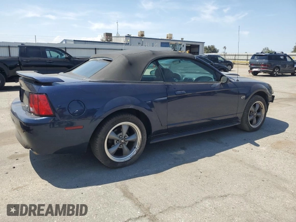2002 Ford Mustang GT Deluxe z VIN 1FAFP45X22F101551, wystawiony jako Copart lot #55184645 z przebiegiem 137 971 mil mil oraz Szkoda całkowita • Salvage title. Historia ofert i sprzedaży dostępna na DreamBid. Obrazek 3.