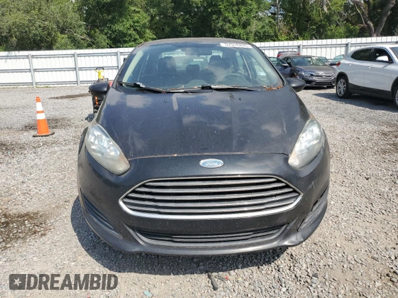 2015 Ford Fiesta S z VIN 3FADP4AJ2FM122902, wystawiony jako Copart lot #57916245 z przebiegiem 126 535 mil mil oraz Czysty tytuł • Clean title. Historia ofert i sprzedaży dostępna na DreamBid. Obrazek 5.
