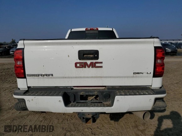2015 GMC Sierra 3500HD Denali z VIN 1GT424E81FF659731, wystawiony jako Copart lot #83586924 z przebiegiem 182 534 mil mil oraz Szkoda całkowita • Salvage title. Historia ofert i sprzedaży dostępna na DreamBid. Obrazek 6.