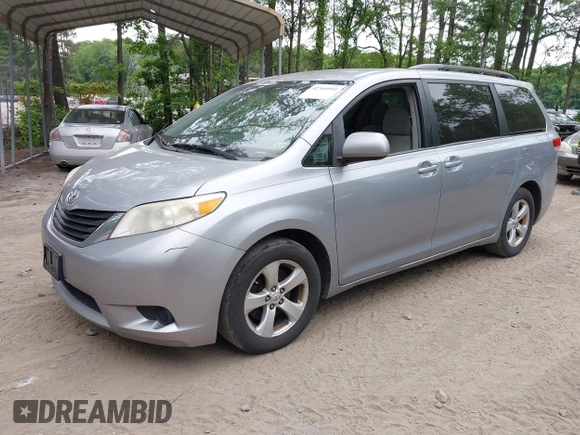 2012 Toyota Sienna LE AAS z VIN 5TDKK3DC7CS222416, wystawiony jako IAAI lot #42360994 z przebiegiem 241 498 mil mil oraz . Historia ofert i sprzedaży dostępna na DreamBid. Obrazek 2.