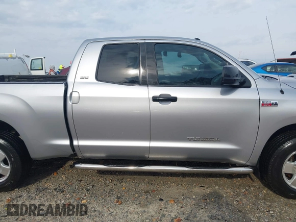 2010 Toyota Tundra z VIN 5TFUW5F14AX145662, wystawiony jako IAAI lot #41792711 z przebiegiem 241 445 mil mil oraz . Historia ofert i sprzedaży dostępna na DreamBid. Obrazek 13.