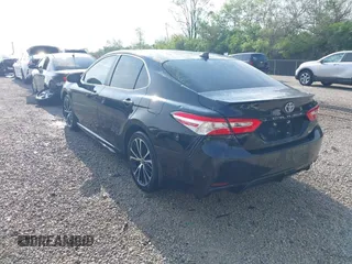 2020 Toyota Camry SE z VIN 4T1G11AK7LU970275, wystawiony jako IAAI lot #42149780 z przebiegiem 67 969 mil mil oraz . Historia ofert i sprzedaży dostępna na DreamBid. Obrazek 3.
