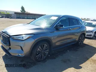 2021 Infiniti QX50 Luxe z VIN 3PCAJ5BA2MF111323, wystawiony jako IAAI lot #42218711 z przebiegiem 27 864 mil mil oraz . Historia ofert i sprzedaży dostępna na DreamBid. Obrazek 2.