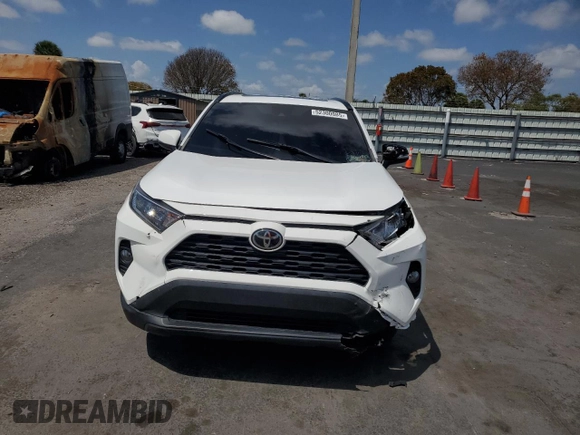 2021 Toyota RAV4 XLE with VIN 2T3W1RFV9MW166971, listed as a Copart auction lot 52300085 with 43,178 mi miles and Salvage Title. Bid and sale history available at carsss.com. Image 5.