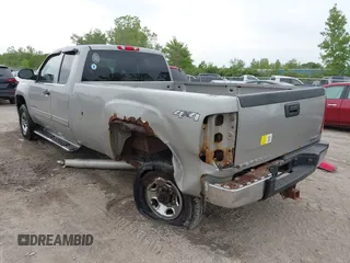 2009 GMC Sierra 2500HD SLE z VIN 1GTHK59K59E136509, wystawiony jako IAAI lot #42308626 z przebiegiem 127 256 mil mil oraz . Historia ofert i sprzedaży dostępna na DreamBid. Obrazek 3.