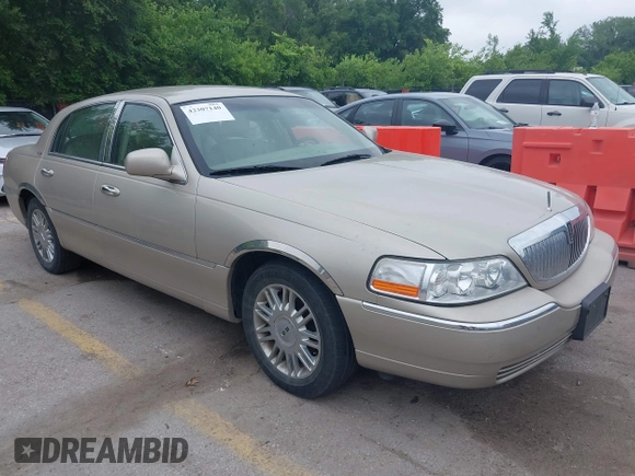 2009 Lincoln Town Car Signature Limited z VIN 2LNHM82V49X617314, wystawiony jako IAAI lot #42307140 z przebiegiem 85 385 mil mil oraz . Historia ofert i sprzedaży dostępna na DreamBid. Obrazek 1.