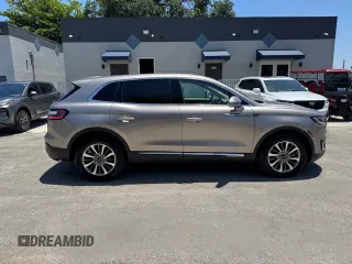 2020 Lincoln Nautilus Standard z VIN 2LMPJ8J93LBL15854, wystawiony jako Copart lot #57672975 z przebiegiem 37 398 mil mil oraz Tytuł czysty. Historia ofert i sprzedaży dostępna na DreamBid. Obrazek 13.