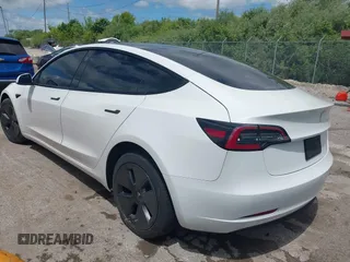 2021 Tesla Model 3 Standard Range Plus z VIN 5YJ3E1EA3MF060027, wystawiony jako IAAI lot #42319107 z przebiegiem 44 339 mil mil oraz . Historia ofert i sprzedaży dostępna na DreamBid. Obrazek 3.