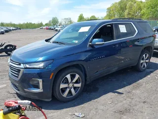 2023 Chevrolet Traverse LT z VIN 1GNEVHKWXPJ264538, wystawiony jako IAAI lot #42252033 z przebiegiem 25 321 mil mil oraz . Historia ofert i sprzedaży dostępna na DreamBid. Obrazek 2.