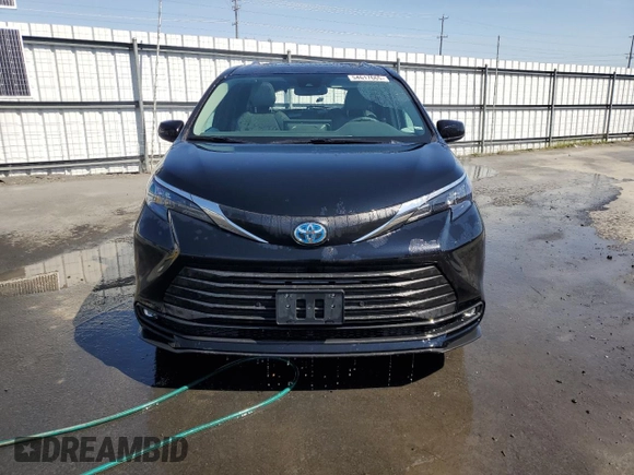 2025 Toyota Sienna XLE with VIN 5TDYRKEC3SS242899, listed as a Copart auction lot 54617665 with 1,830 mi miles and Clean Title. Bid and sale history available at DreamBid. Image 5.