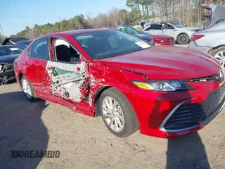2024 Toyota Camry LE z VIN 4T1R11AK3RU254717, wystawiony jako IAAI lot #41709040 z przebiegiem 11 338 mil mil oraz . Historia ofert i sprzedaży dostępna na DreamBid. Obrazek 1.