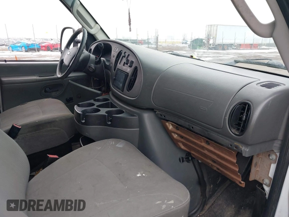 2008 Ford Econoline Cargo Commercial z VIN 1FTNE14W08DA57153, wystawiony jako IAAI lot #41596848 z przebiegiem 121 347 mil mil oraz . Historia ofert i sprzedaży dostępna na DreamBid. Obrazek 5.