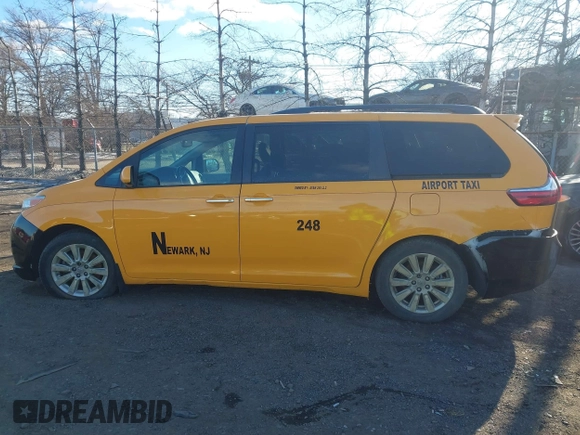2017 Toyota Sienna XLE Auto Access Seat z VIN 5TDYZ3DC6HS792503, wystawiony jako IAAI lot #41272021 z przebiegiem 109 315 mil mil oraz . Historia ofert i sprzedaży dostępna na DreamBid. Obrazek 13.